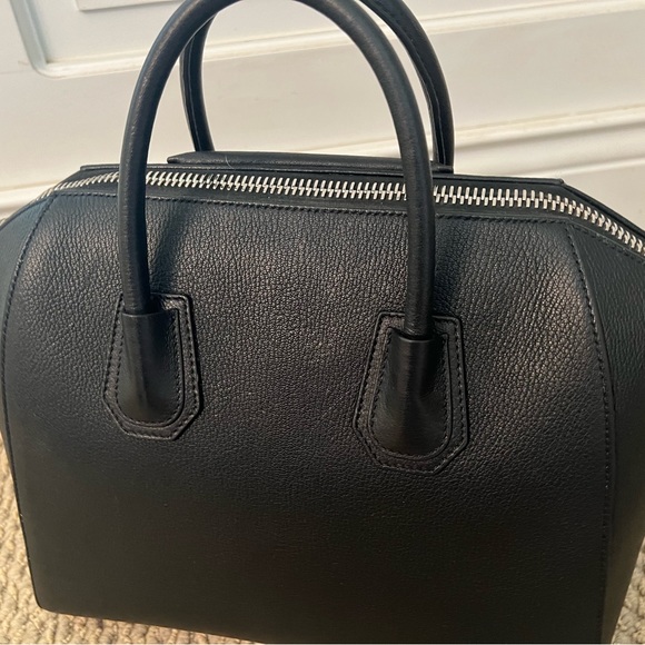 Givenchy Medium Antigona bag in grained leather - Picture 11 of 15